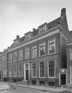 61705 Gezicht op de voorgevel van het huis Lange Nieuwstraat 63 te Utrecht met links een gedeelte van het huis nr. 65.